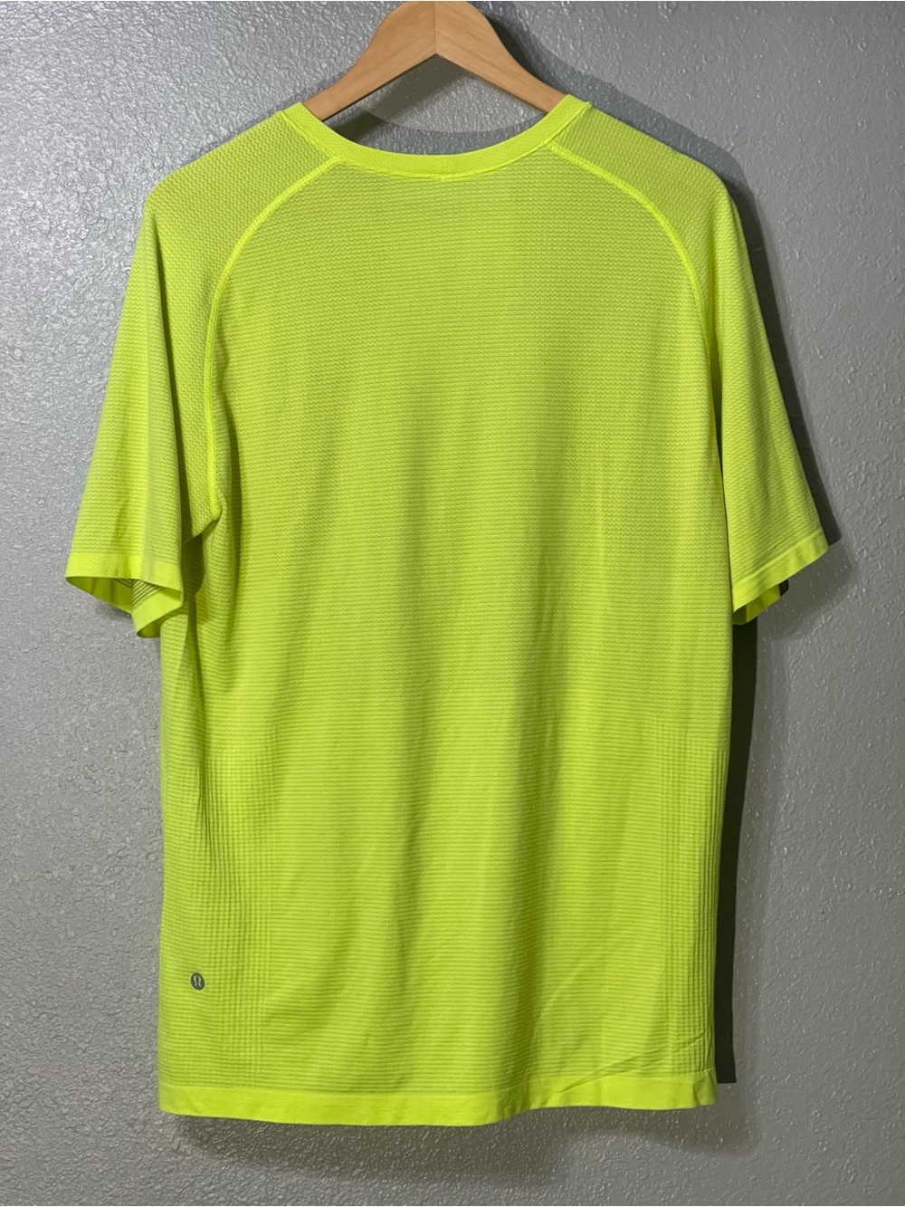 Lululemon Metal Vent Tech Short Sleeve - Neon Yellow - Size L - Picture 3 of 4